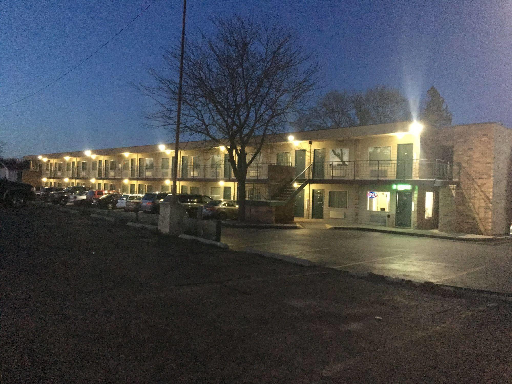Thunderbird Motor Inn Барабуу Екстериор снимка